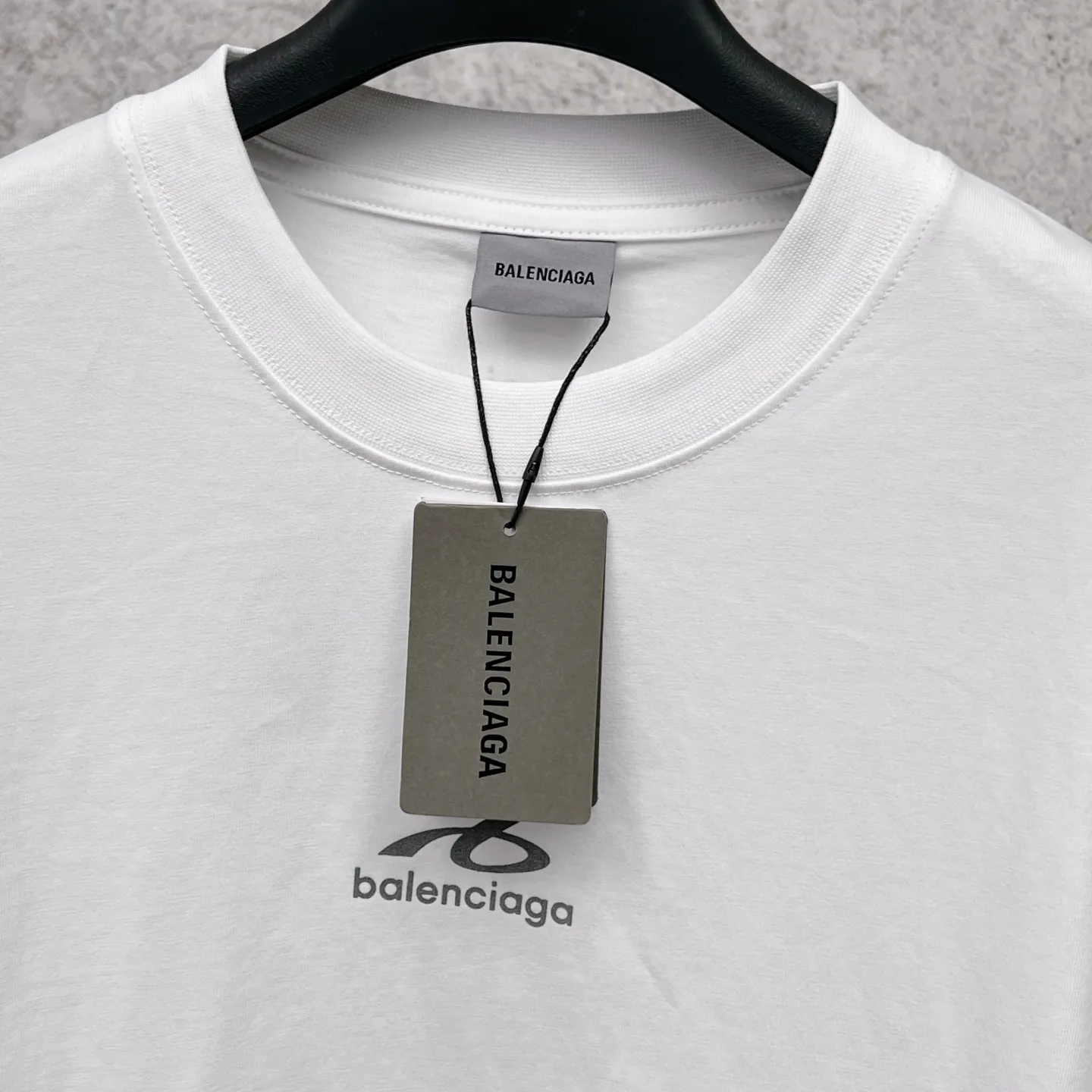 💰P 85 【 . Quality】 BALENCIAGA/ SS 26 New Arrival， LOGO T 。 ZP 。 260 ， . ， 。 。Classic ， . . . . OS . Same Style ：BL 263789 ：Black，White Size：XS S M L